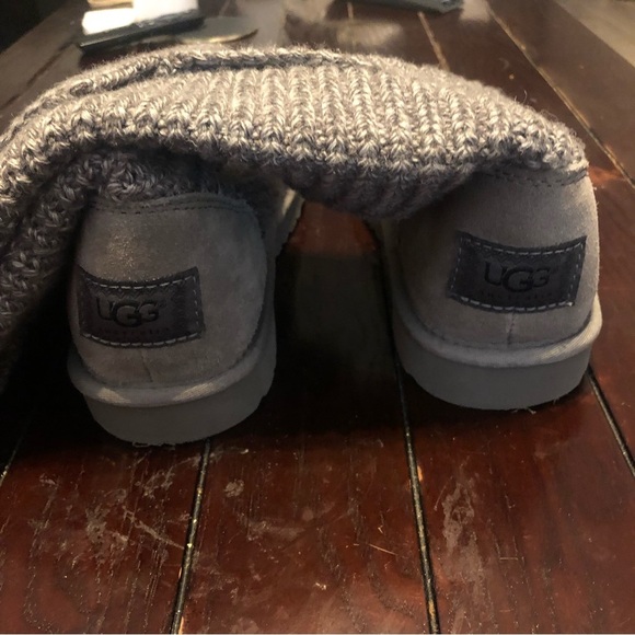 UGG Classic Cardy knitted sweater 3 button fold over boots.Silver color. Size: 8 - Picture 12 of 16